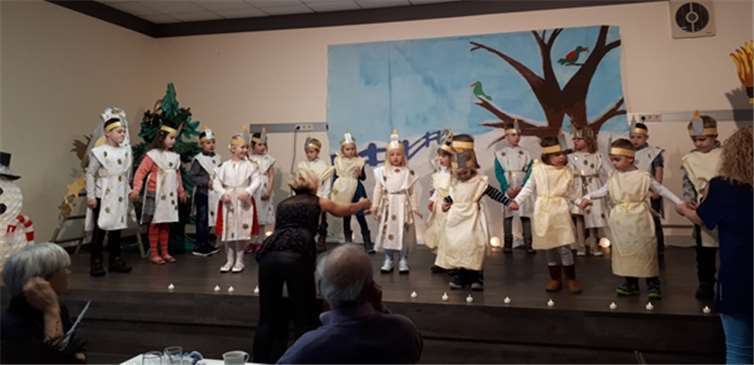 Nikolaus- und Seniorenfeier Die Kinder führten ihr Bühnenprogramm für die Senioren auf.