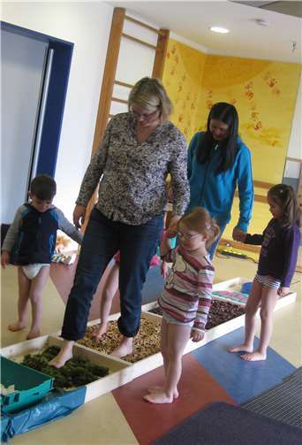 Die Kinder führten ihre Eltern über den Parcour.