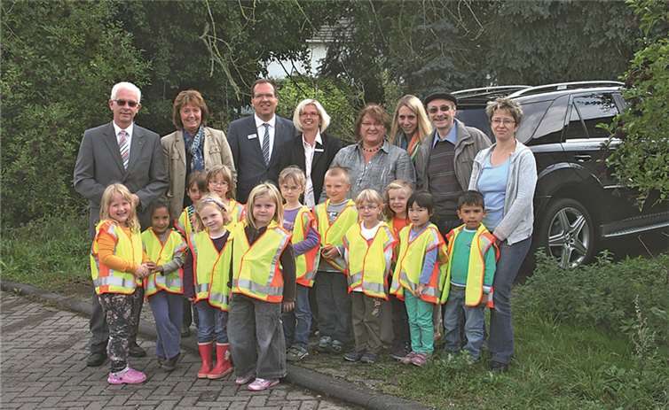 Die Kinder führten ihren Gästen anschließend das Erlernte bei einer praktischen Übung zum Überqueren der Straße vor.WK