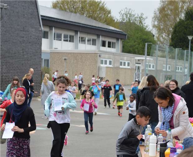 Die Kinder gaben alles, um möglichst viel Geld zu erlaufen.  AB