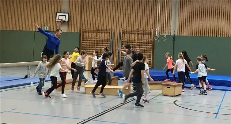 Die Kinder gehen mit Ermin Karahasanovic auf eine Reise ins Piratenland, um dort gemeinsam Abenteuer zu erleben und den Piratenschatz zu finden.