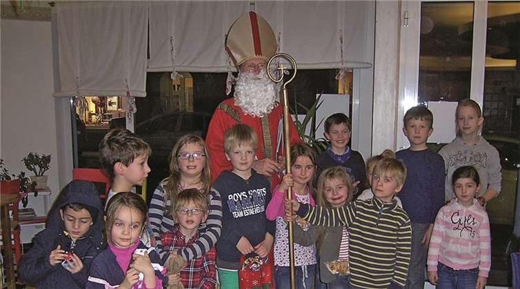 Die Kinder gemeinsam mit dem Nikolaus, der ihnen einige Gaben mitbrachte.privat