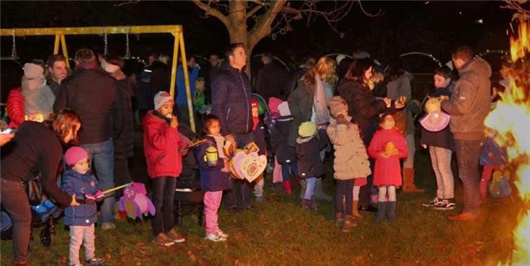 Die Kinder genießen ihre Wecken am Martinsfeuer.privat