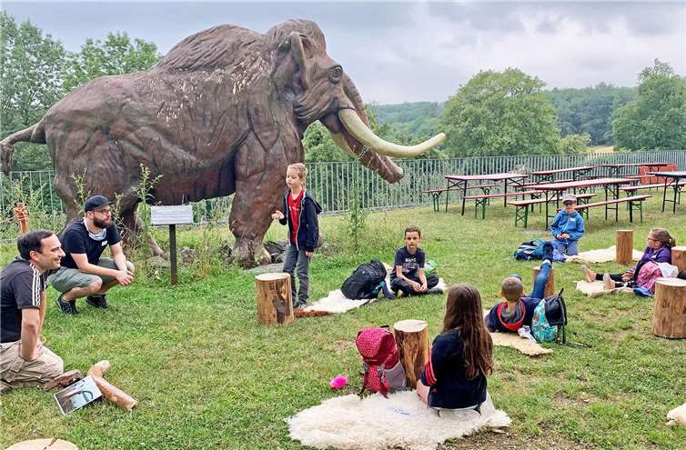 Die Kinder genossen die Freizeit des städtischen Kinder- und Jugendbüros. Sie machten einen „Ausflug in die Steinzeit“.Fotos: Stadtverwaltung
