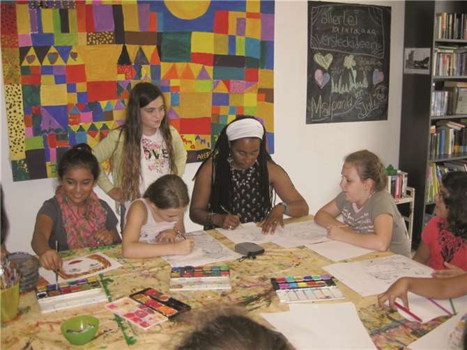 Die Kinder genossen die gemeinsame Kreativzeit mit der Künstlerin.privat