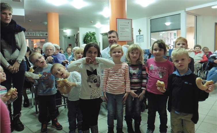 Die Kinder genossen die wohlverdienten Weihnachtsbrezeln nach dem gemeinsamen Singen. privat