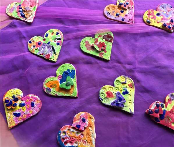 Die Kinder gestalteten Tonherzen für ihre Eltern. Fotos: privat