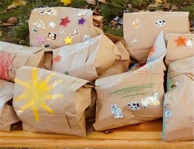 Die Kinder gestalteten dann ganz individuelle, farbenfrohe Papiertüten. Fotos: privat