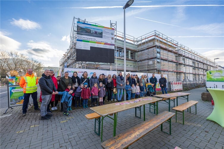 Die Kinder gestalteten die Banner, die zum Wiederaufbau der Kita informieren.  Foto: Stadtverwaltung / L. Holling