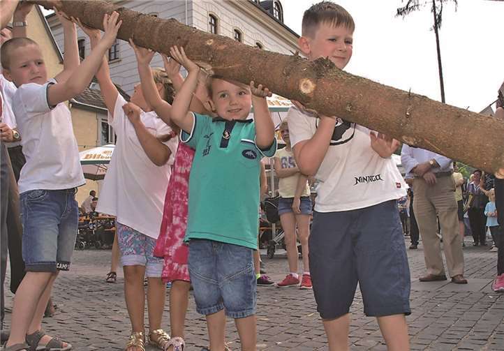 Die Kinder gingen mit vollem Eifer, Tatkraft und Unterstützung der Männer des Kirmesvereins an das Aufstellen ihres eigenen Kirmesbaumes.