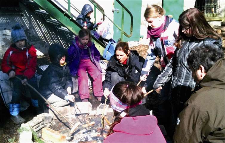 Die Kinder grillten mithilfe ihrer geschnitzten Stöcke ihr Mittagessen.  privat