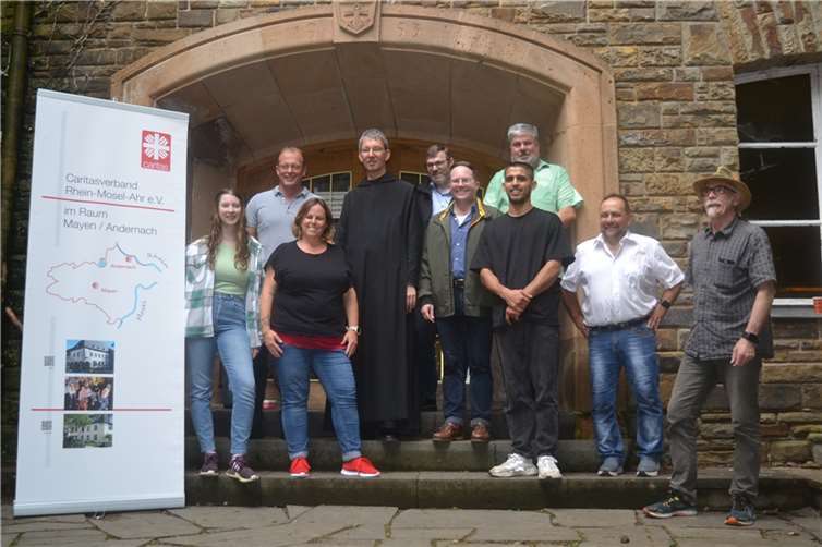 Die Kinder haben Spaß und auch die Erwachsenen finden die Kinderstadtranderholung toll. (v.l.) Eva Herschbach, Jörg Lemperz, Susanne Breitbach, Pater Petrus Nowak OSB, Thomas Schroeder, Pascal Badziong, Achim Grün, Sabri Alyoube, Alfred Schomisch und Harald Rackwitz.  Foto: Eberhard Thomas Müller
