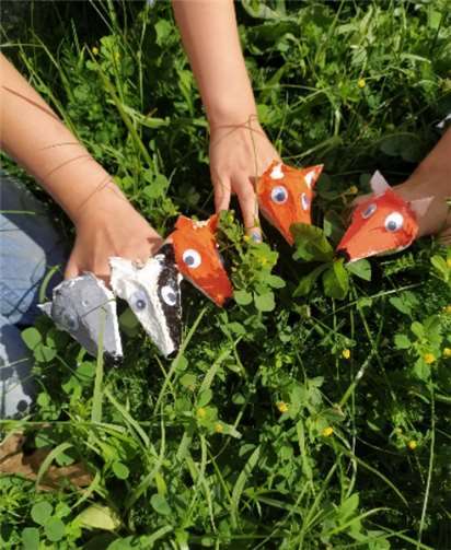 Die Kinder haben aus Eierkartons Füchse und Wölfe gebastelt. Foto: Familienbildungsstätte Linz