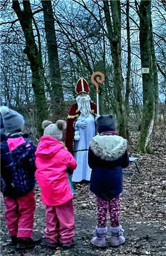 Die Kinder haben den Heiligen Mann entdeckt.