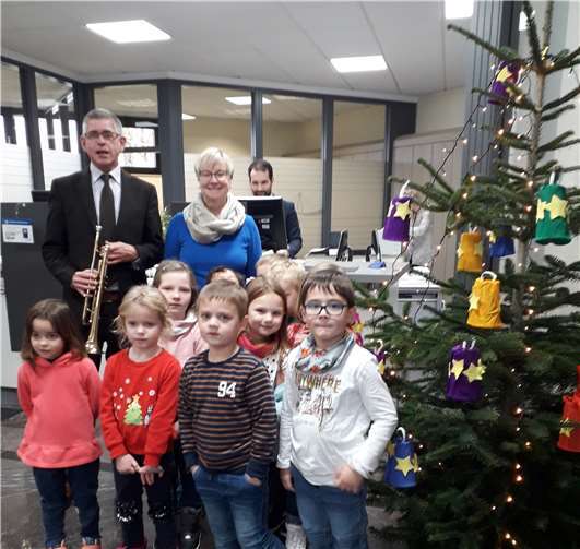 Die Kinder haben den Weihnachtsbaum mit selbstgebastelten Weihnachtskugeln geschmückt. Foto: privat