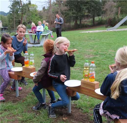 Die Kinder haben die neuen Spielgeräte sofort begeistert in Beschlag genommen.