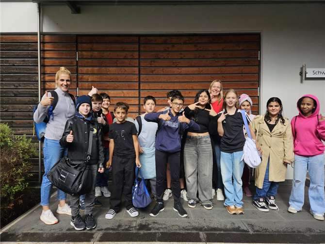 Die Kinder haben großen Spaß am Schwimmenlernen und an der willkommenen Abwechslung im kühlen Nass, sodass der Anfängerschwimmkurs ein tolles Angebot für die Kinder ist. Foto: Realschule plus und Fachoberschule Untermosel