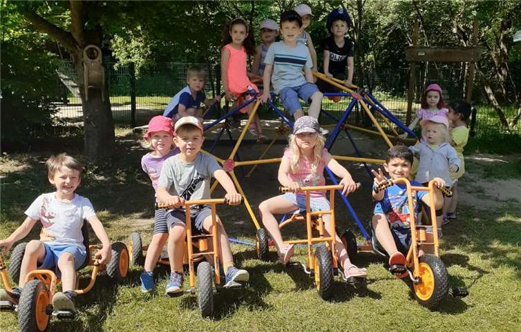 Die Kinder haben großen Spaß an ihren neuen Fahrzeugen und dem Klettergerüst. Foto: privat