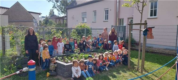 Die Kinder haben großen Spaß daran, sich um die Pflanzen im Hochbeet zu kümmern.  Foto: Kindertagesstätte Krümelkiste