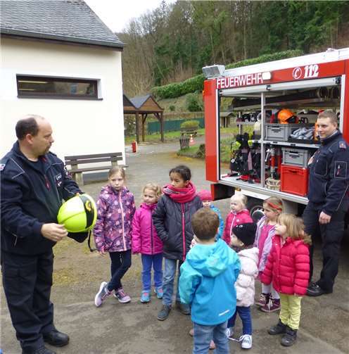 Die Kinder haben mit Herrn Meidt und Herrn Griebel das Feuerwehrauto näher in Augenschein genommen. Viel Spaß machte die manuelle Feuerwehrspritze, mit der die Kinder einen Ball abschießen konnten.privat