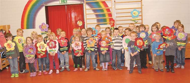 Die Kinder haben mit selbst gebastelten Blumen den Müttern eine riesige Freude gemacht.Privat