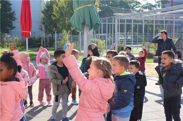Die Kinder haben mit vorher bemalten „Bewegungssteinen“ verschiedene Übungen vollführt.