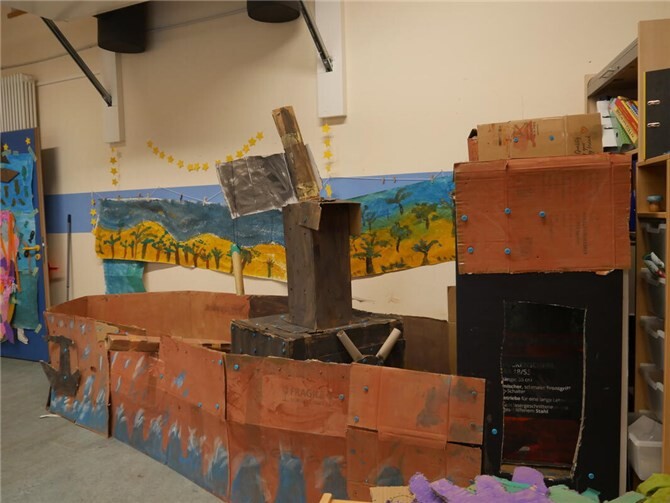 Die Kinder haben, passend zum diesjährigen Motto „Alle Jecken feiern munter, über Wasser oder drunter“ ein Piratenschiff in die Arche Noah gebaut.  Foto: privat