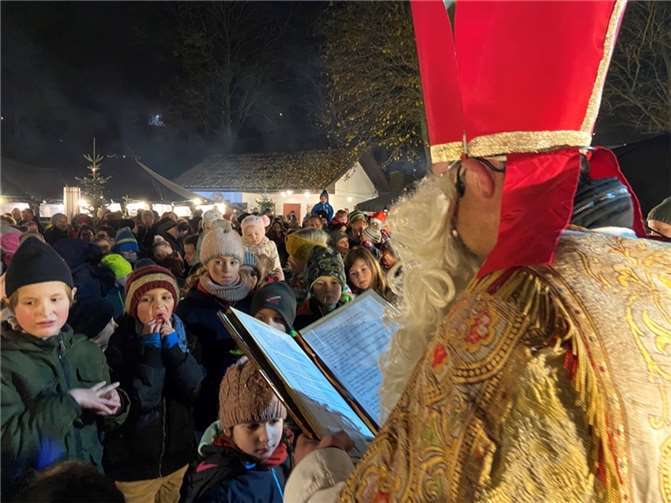 Die Kinder haben sich sehr über den Besuch des Nikolaus gefreut.