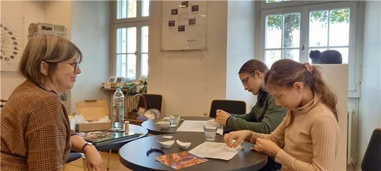 Die Kinder haben sich selber daran versucht, aus Perlen kleine Tiere zu basteln.  Quelle: Roentgen-Museum Neuwied