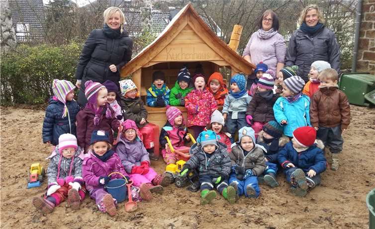 Die Kinder haben sichtlich Spaß in ihrer neuen Spielküche.Privat