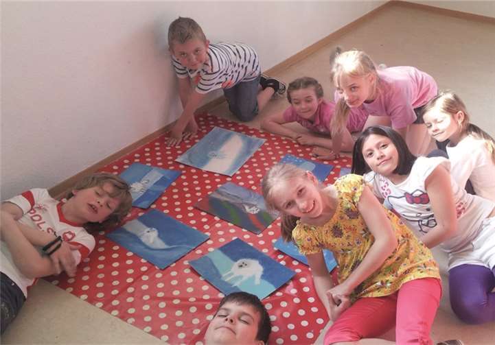 Die Kinder haben viel Freude beim Malen mit Acrylfarben.privat