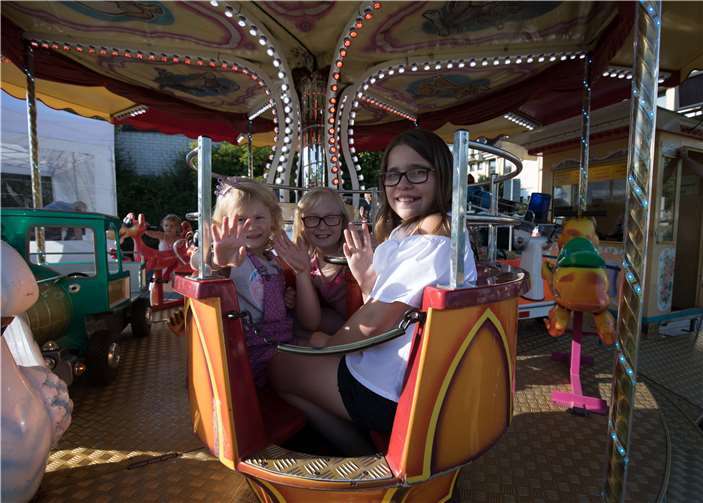 Die Kinder haben viel Spaß auf dem Karussell.