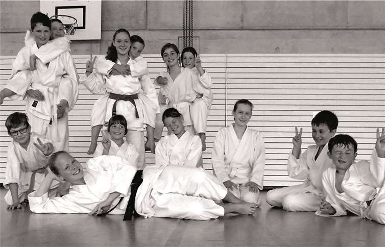 Die Kinder haben viel Spaß bei den Karatekursen. privat