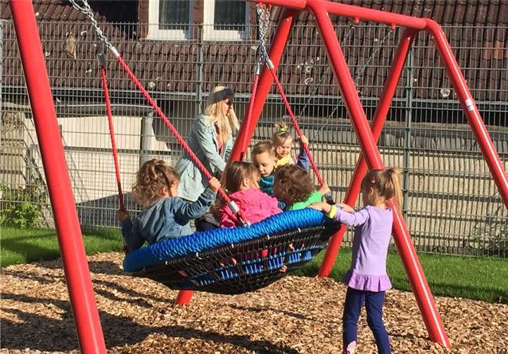 Die Kinder haben viel Spaß beim Schaukeln.