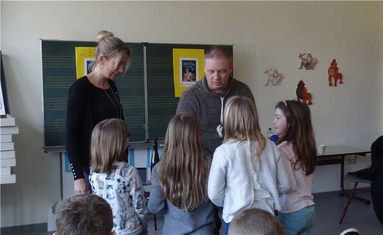 Die Kinder haben viele Fragen an den Autor Manfred Theisen.