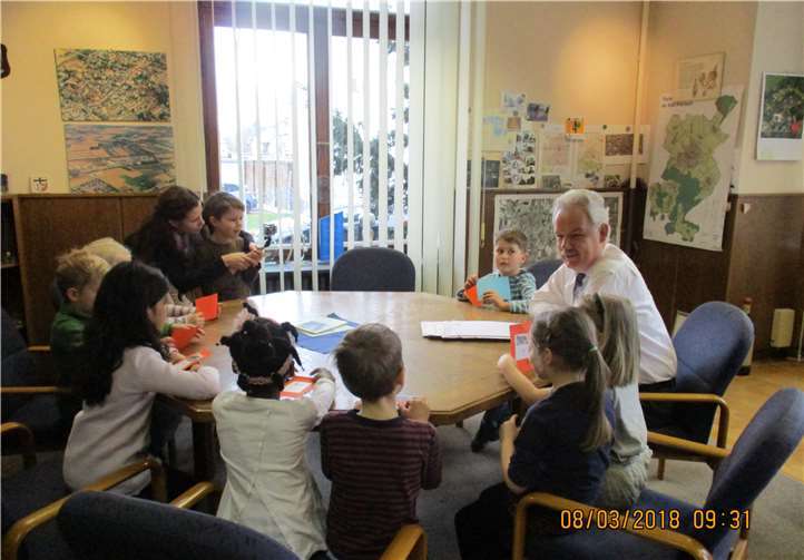 Die Kinder haben viele Fragen für den Bürgermeister vorbereitet. Privat