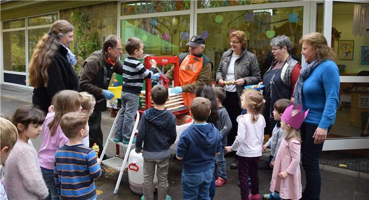 Die Kinder halfen bei der Befüllung der Saftmosterei. Kreisverwaltung Neuwied