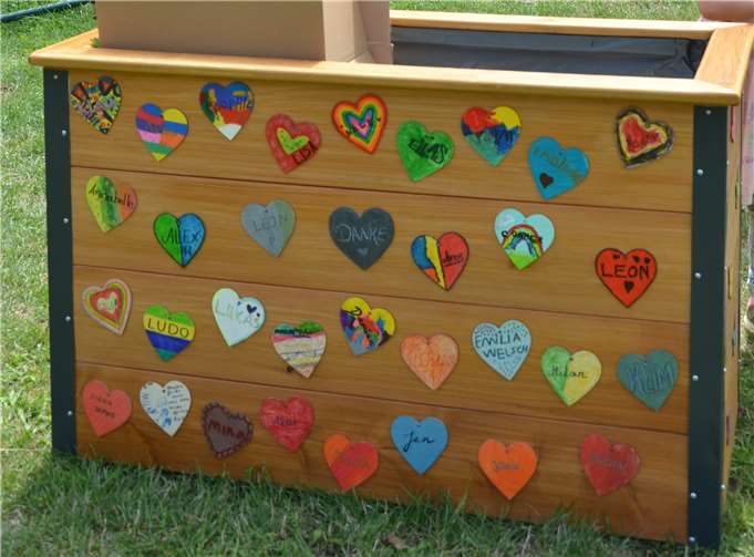 Die Kinder hatten Holzherzen für das Hochbeet gestaltet.