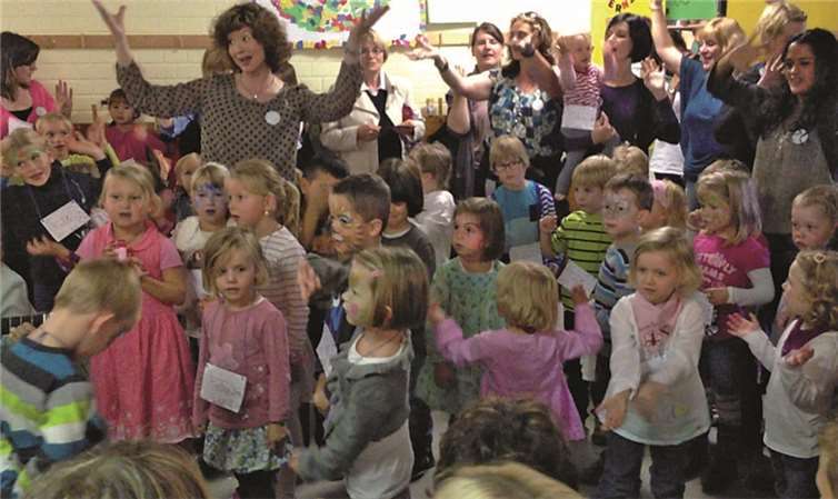 Die Kinder hatten Lieder einstudiert, die sie den Publikum präsentierten privat