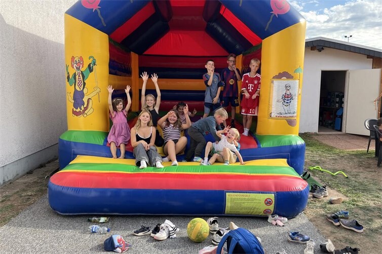 Die Kinder hatten Spaß auf der Hüpfburg