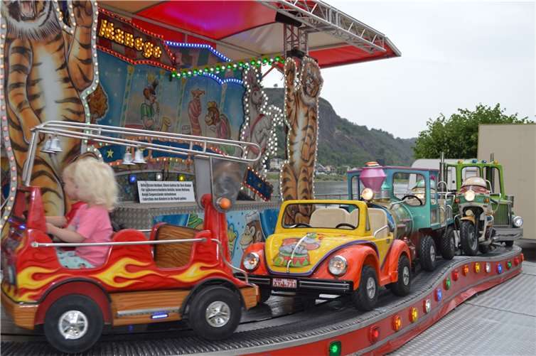 Die Kinder hatten Spaß bei einer Fahrt auf dem Karussell.