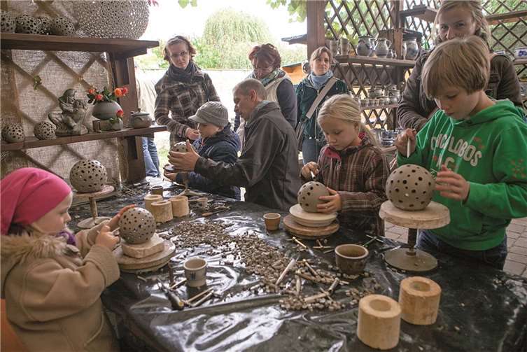 Die Kinder hatten Spaß beim Lochen von Lehmkugeln in der Werkstatt von Bürgermeister Hansen.VJ