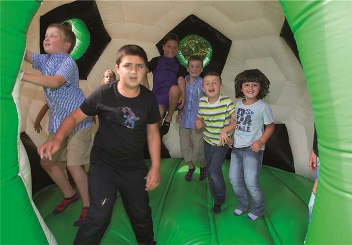 Die Kinder hatten auf ihrer Hüpfburg viel Spaß.