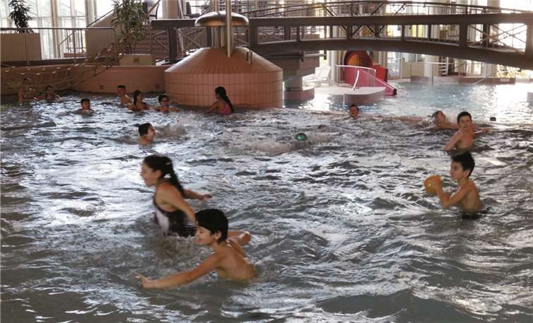 Die Kinder hatten beim Schwimmunterricht viel Spaß. Privat