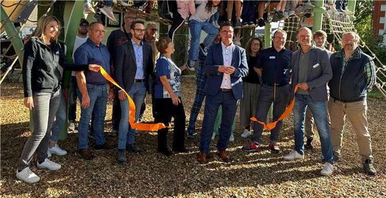 Die Kinder hatten bereits die Spielgeräte erobert, als Bürgermeister Peter Jung zur offiziellen Einweihung das bunte Band symbolisch teilte.  Foto: Stadt Neuwied/Maxie Meier
