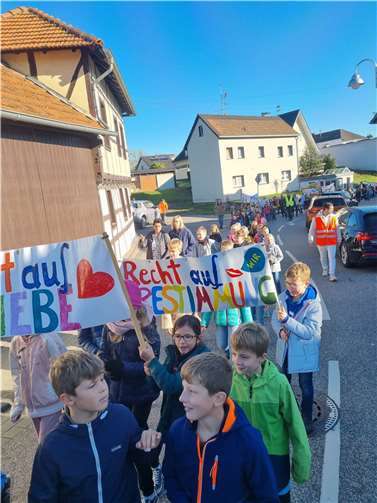 Die Kinder hatten bunter Banner mitgebracht, auf denen ihre Rechte deutlich zu lesen waren.  Foto: privat