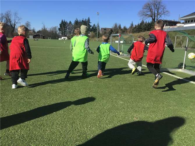 Mit Leidenschaft und Teamgeist zum Erfolg Die Kinder hatten die Möglichkeit, mit einem echten Fußball zu spielen was ihre Begeisterung sofort steigerte.Fotos: privat
