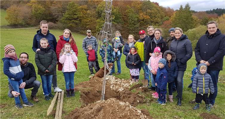 Die Kinder hatten die Wahl zwischen verschiedenen Obstsorten, die nun mit Unterstützung der Eltern gepflanzt wurden. Foto: privat