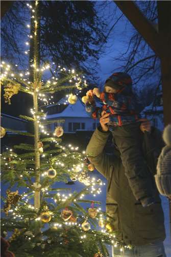 Die Kinder hatten großen Spaß beim Schmücken des Weihnachtsbaums unter dem Glockenturm.  Foto: Annette Meickmann-Lück
