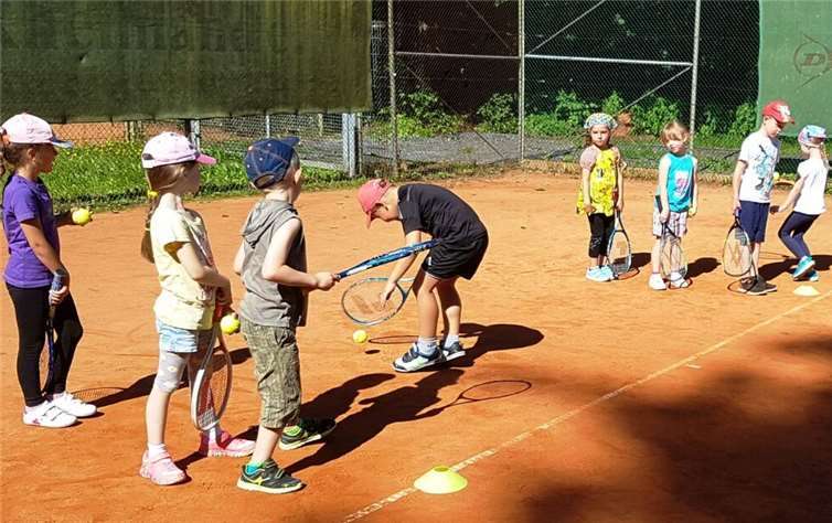 Die Kinder hatten großen Spaß beim Schnuppertennis, wo sie unter fachkundiger Anleitung betreut wurden. privat